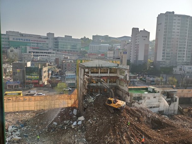 The reason why many photos of Gwangju collapse accident are reported.