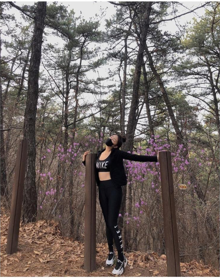 Ahn Ji-hyun Cheerleader Climbing Outfit