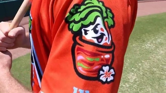 The American baseball team wears a kimchi uniform? Bbooshung bbooshung
