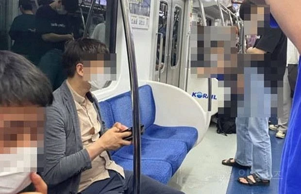 [Solo] Another subway ``purification attack''... Men drunk urination on the road.