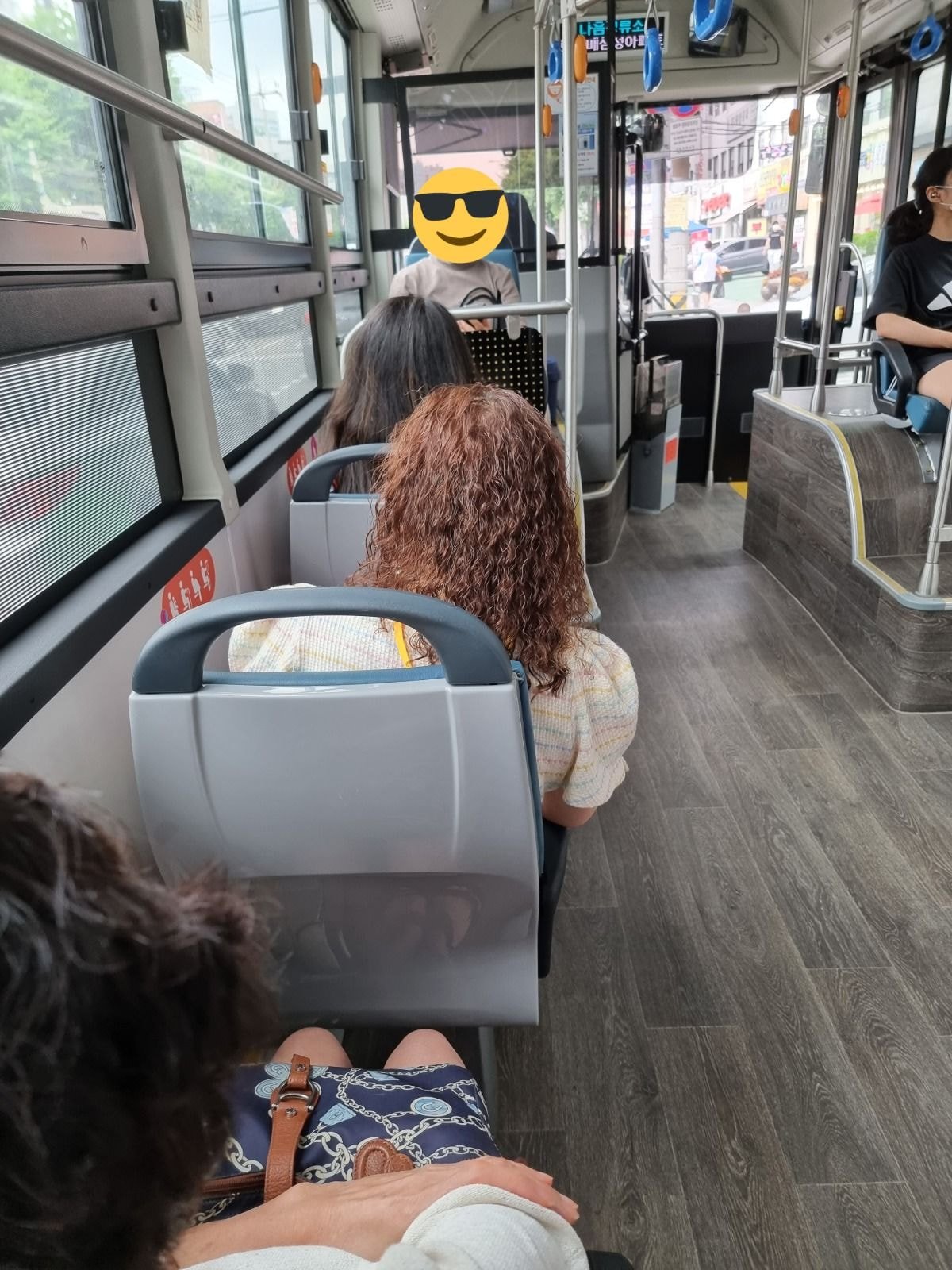 버스에서 자리가 생겼는데 앉고 싶지 않은 자리　jpg