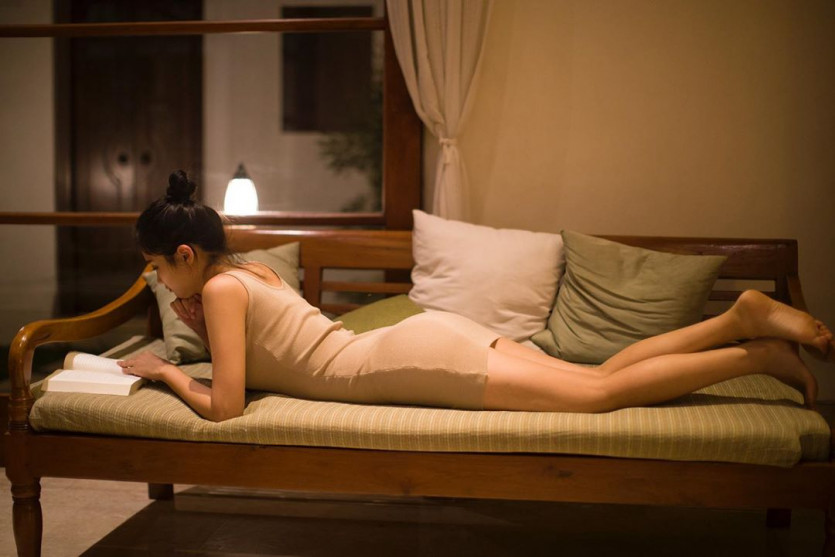 Lee Hee-eun, the president who reads books lying down.