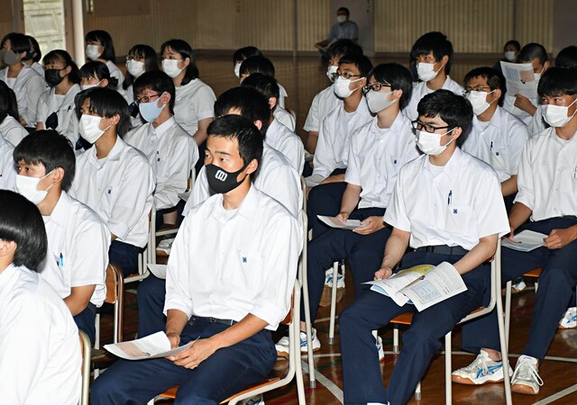 Japanese schools canceled school trips conduct online school trips.