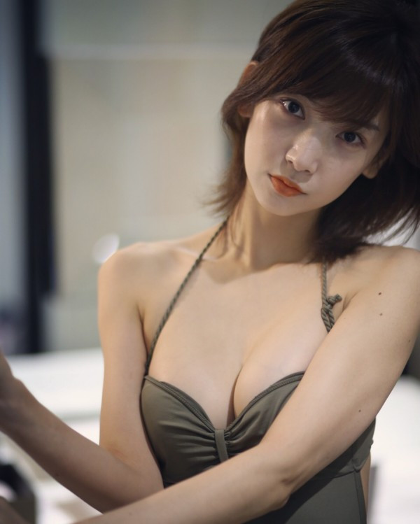 Lee Hae-in, a roll-co-girl