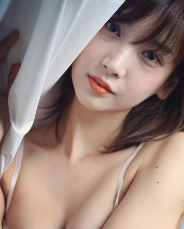 Lee Hae-in, a roll-co-girl