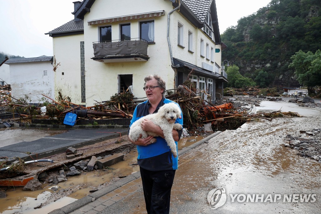 Foreign media photos of flood damage in western Germany