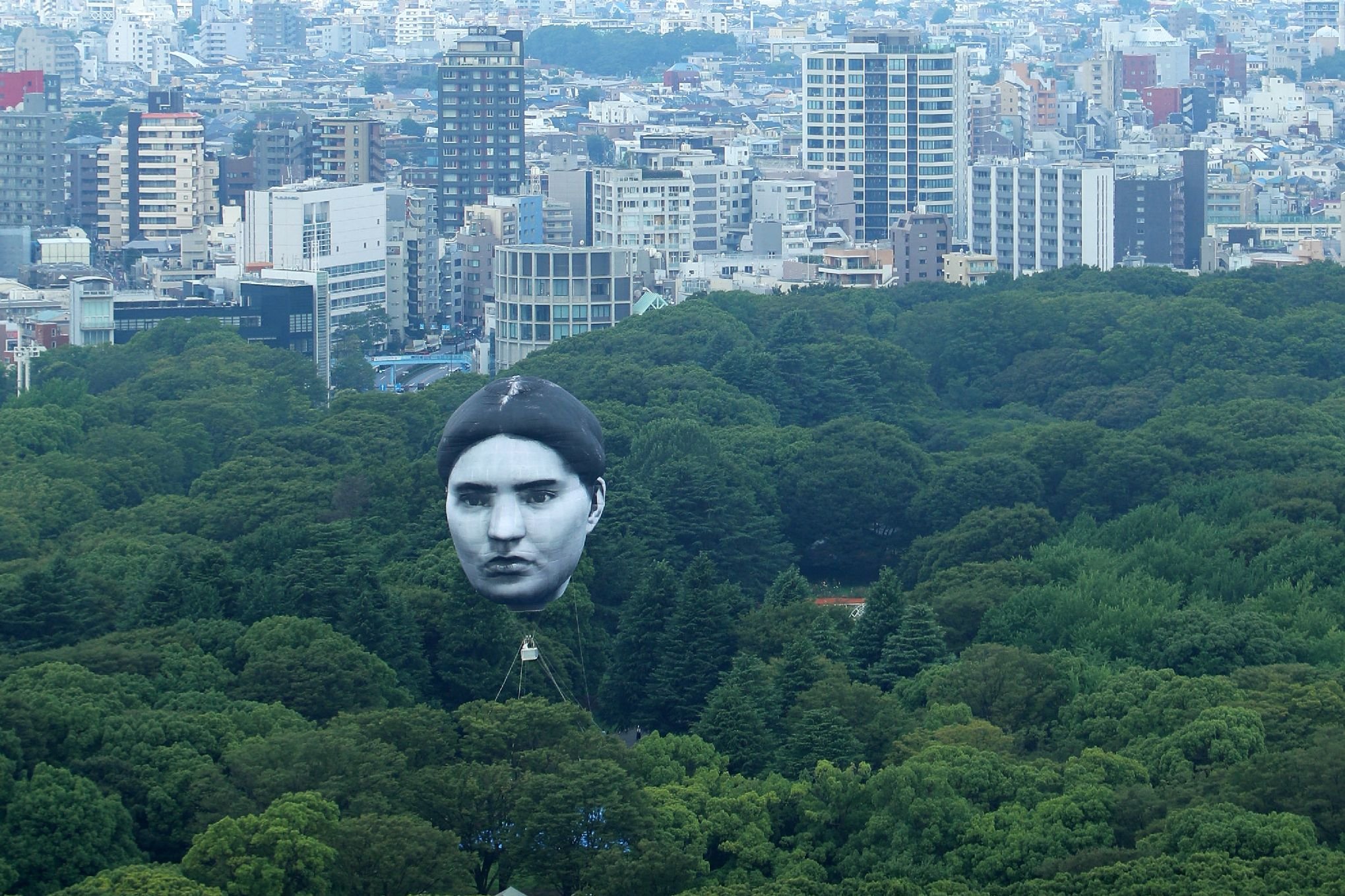 I was looking up at the sky and I was surprised. "Huge Man Head" Stays Over Tokyo