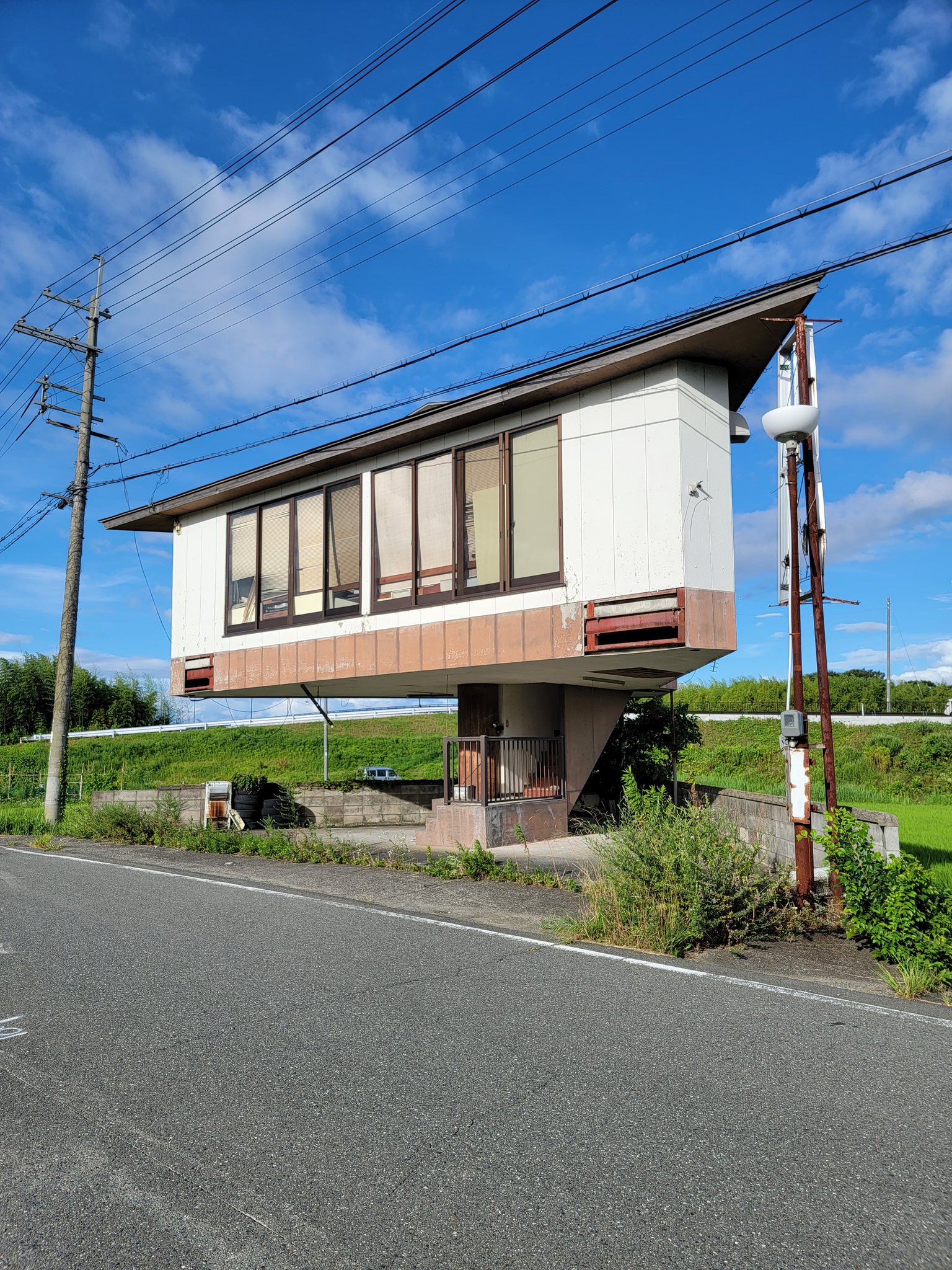 A Japanese country house that makes one doubt one's eyes.jpg