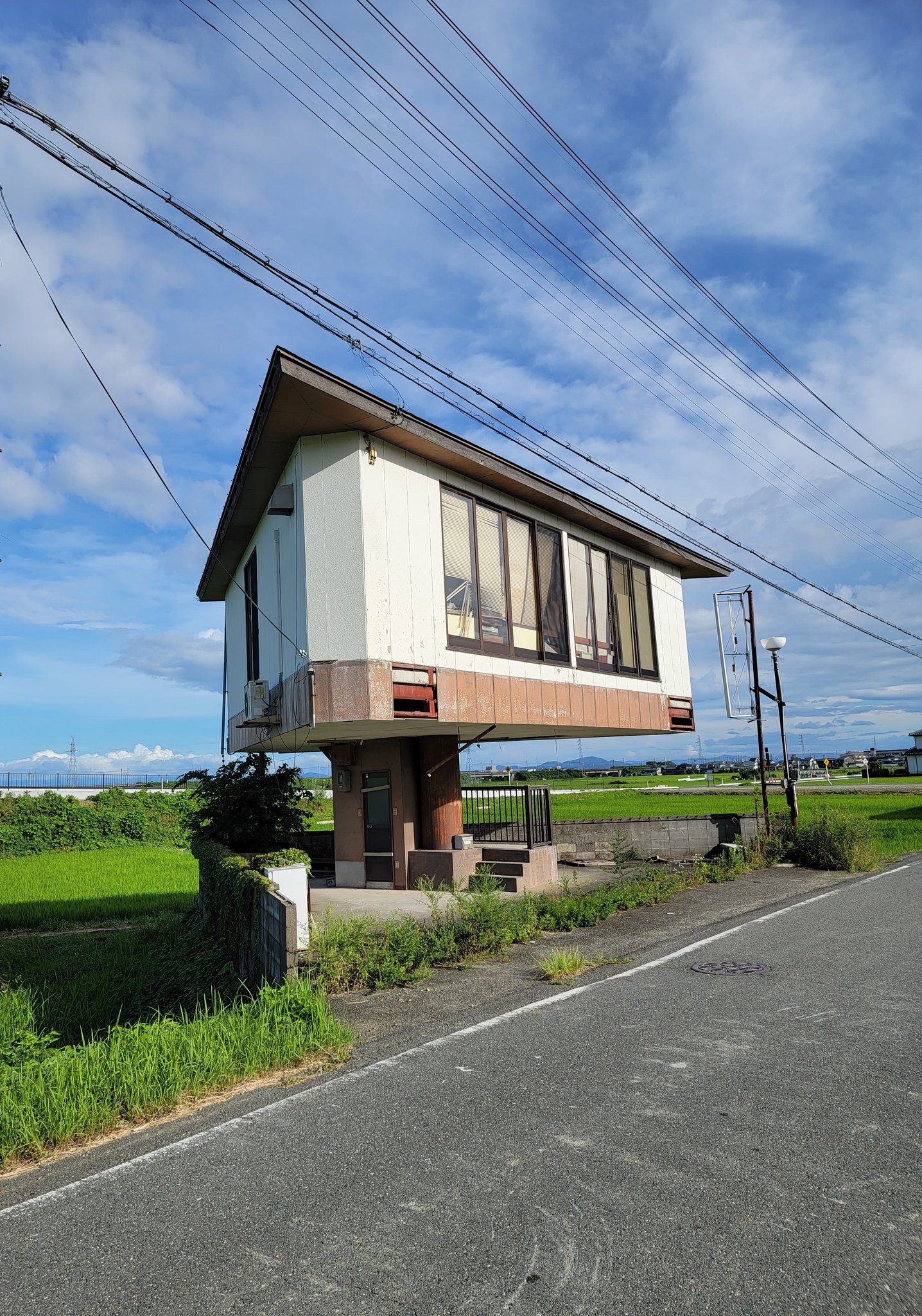 A Japanese country house that makes one doubt one's eyes.jpg