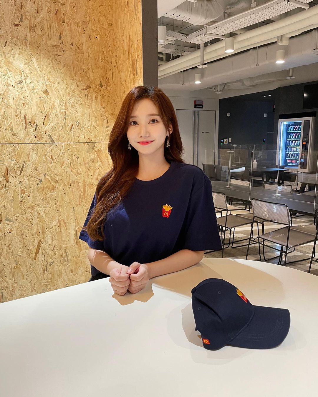 Announcer Yoon Soo-bin wearing LCK X McDonald's collaboration goods.