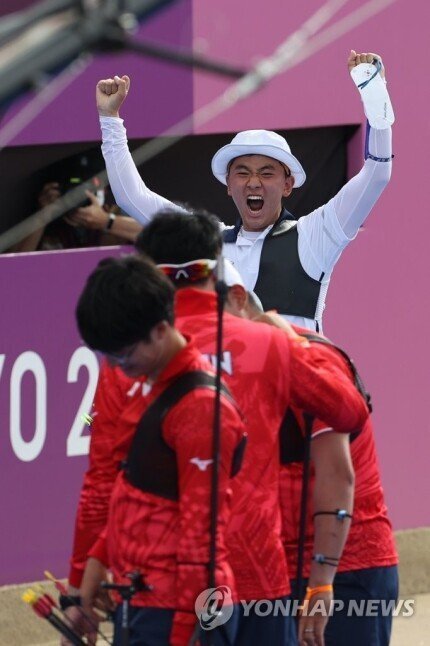 Kim Jedeok's ceremony after beating Japan.