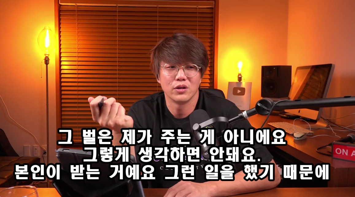 Sung Si-kyung, who is being taught how to write malicious comments.