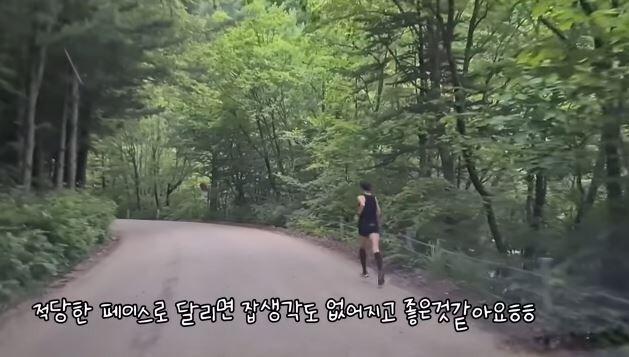 A female YouTuber who is fearlessly challenging mountain learning for 40 kilometers. jpg