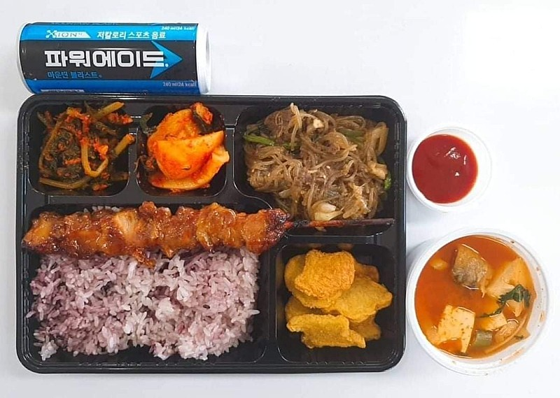 A private company did a demonstration of a military meal service.