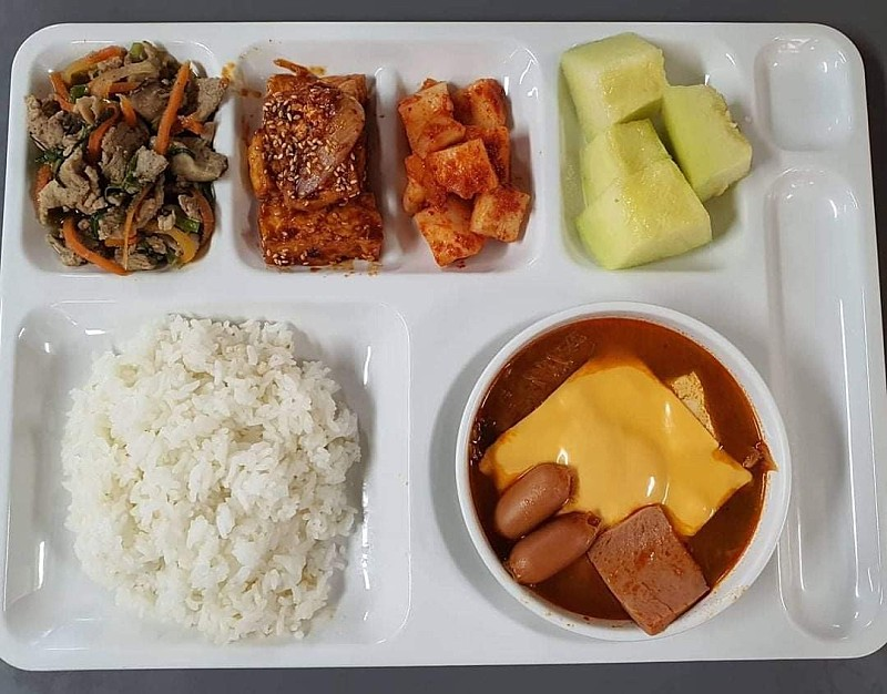 A private company did a demonstration of a military meal service.