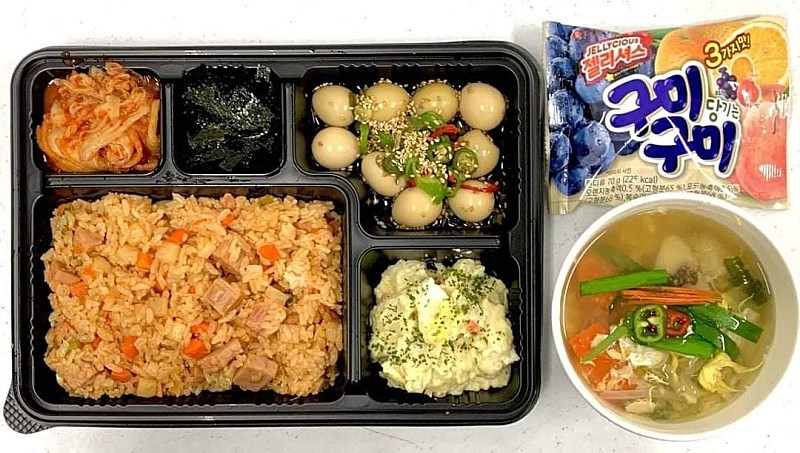 A private company did a demonstration of a military meal service.