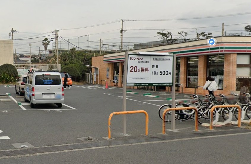 A parking lot at a convenience store in Japan where you get 5,000 won per 10 minutes.jpg