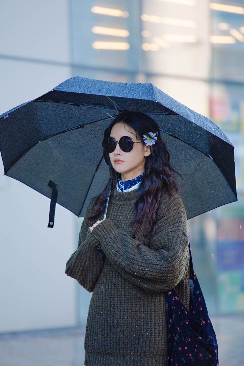 Oh Yeon-seo with flowers in her hair