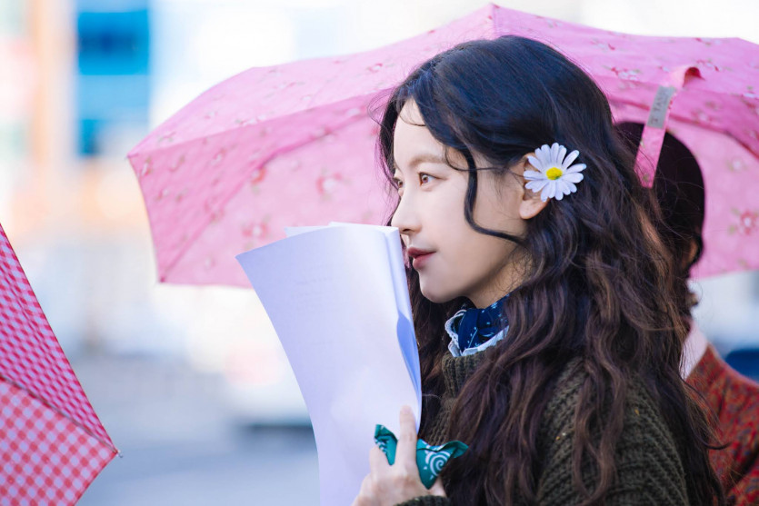 Oh Yeon-seo with flowers in her hair