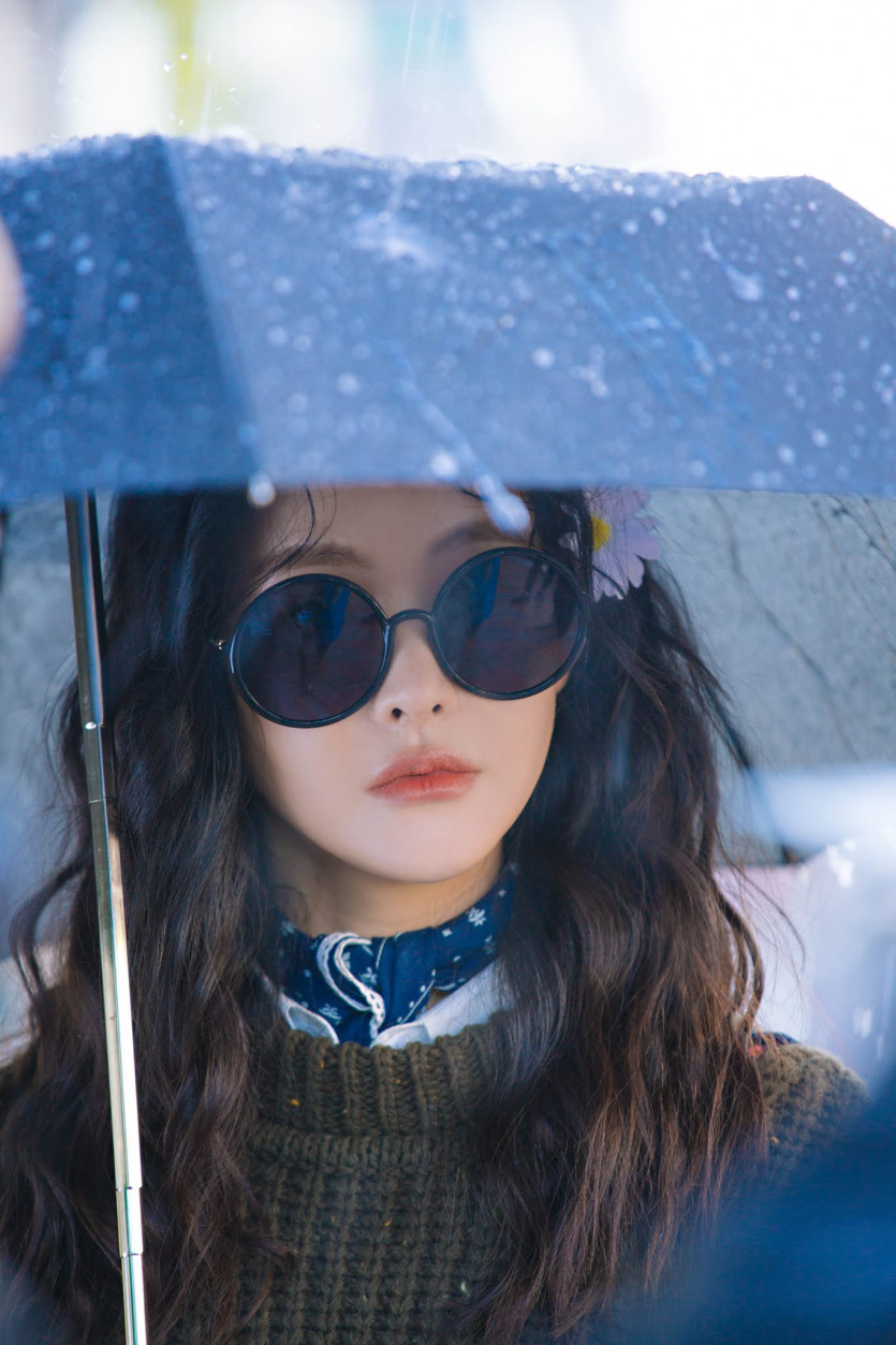 Oh Yeon-seo with flowers in her hair