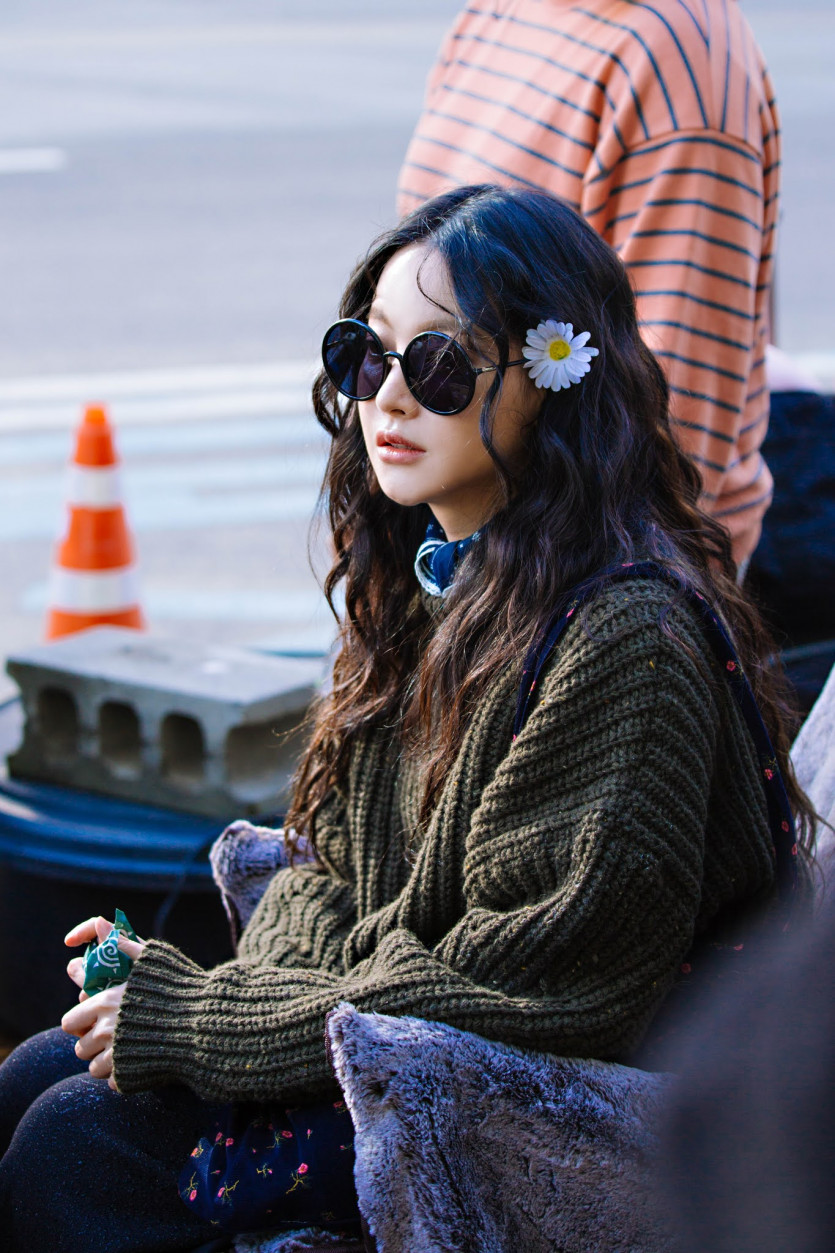 Oh Yeon-seo with flowers in her hair