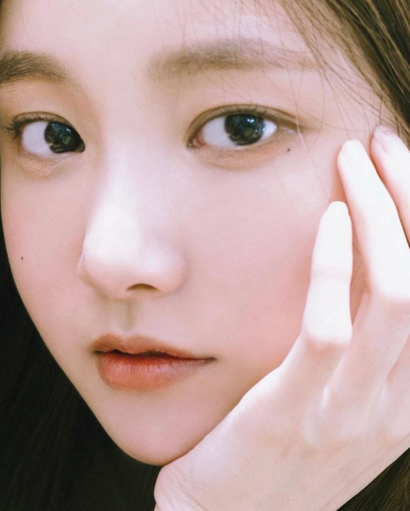 Yeonwoo Instagram_Under Eye Dot