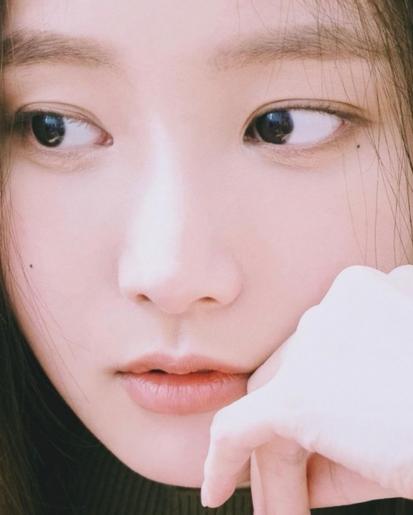 Yeonwoo Instagram_Under Eye Dot