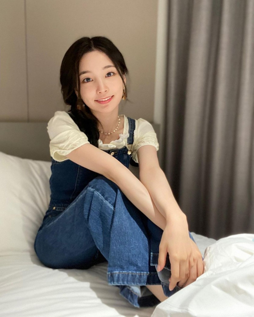 Daily Yeon-hee's blue overalls