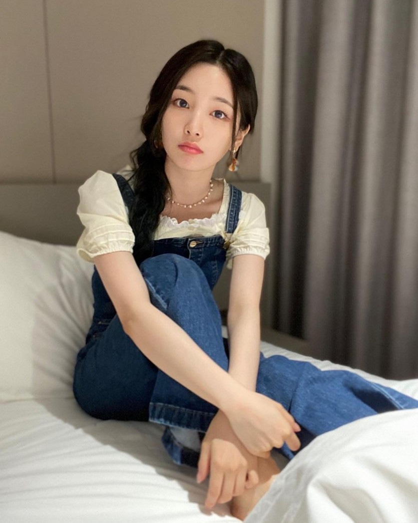 Daily Yeon-hee's blue overalls