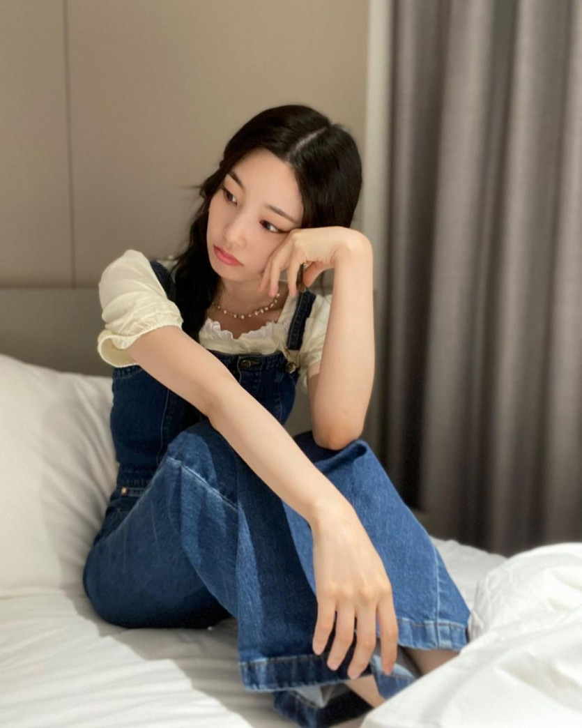 Daily Yeon-hee's blue overalls