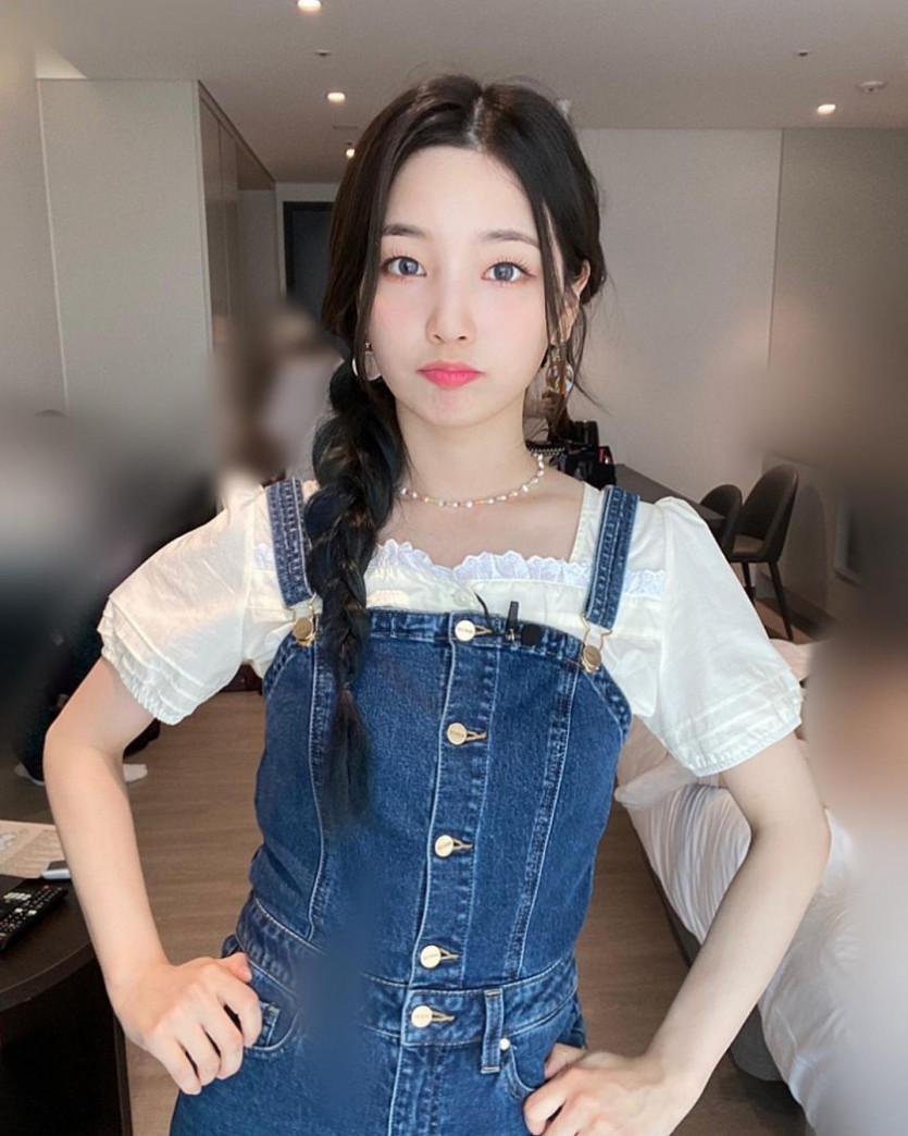 Daily Yeon-hee's blue overalls