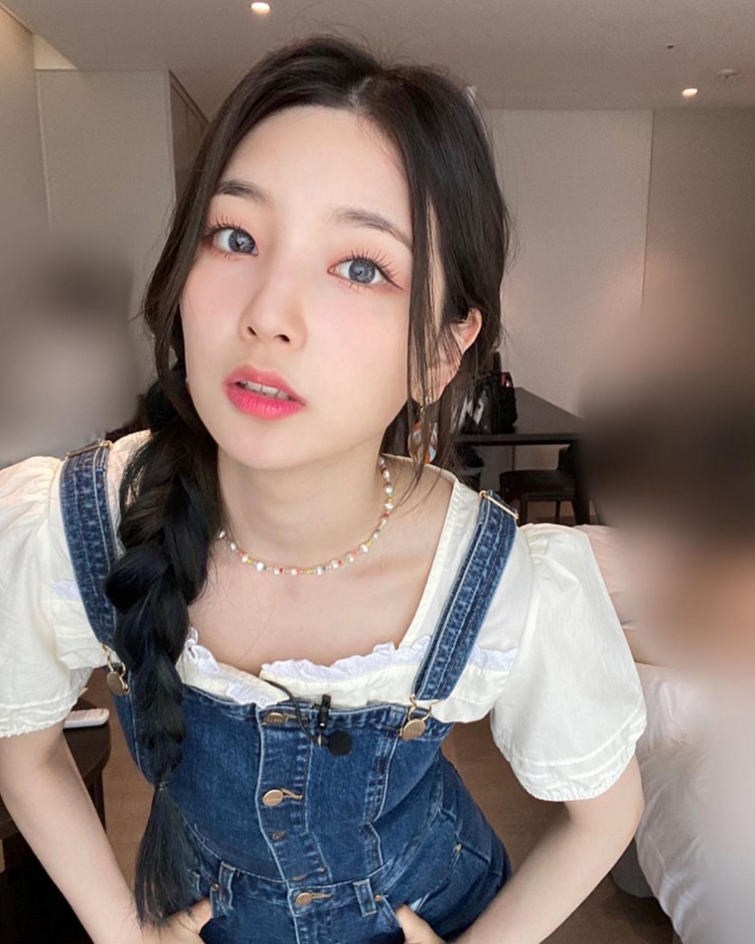 Daily Yeon-hee's blue overalls