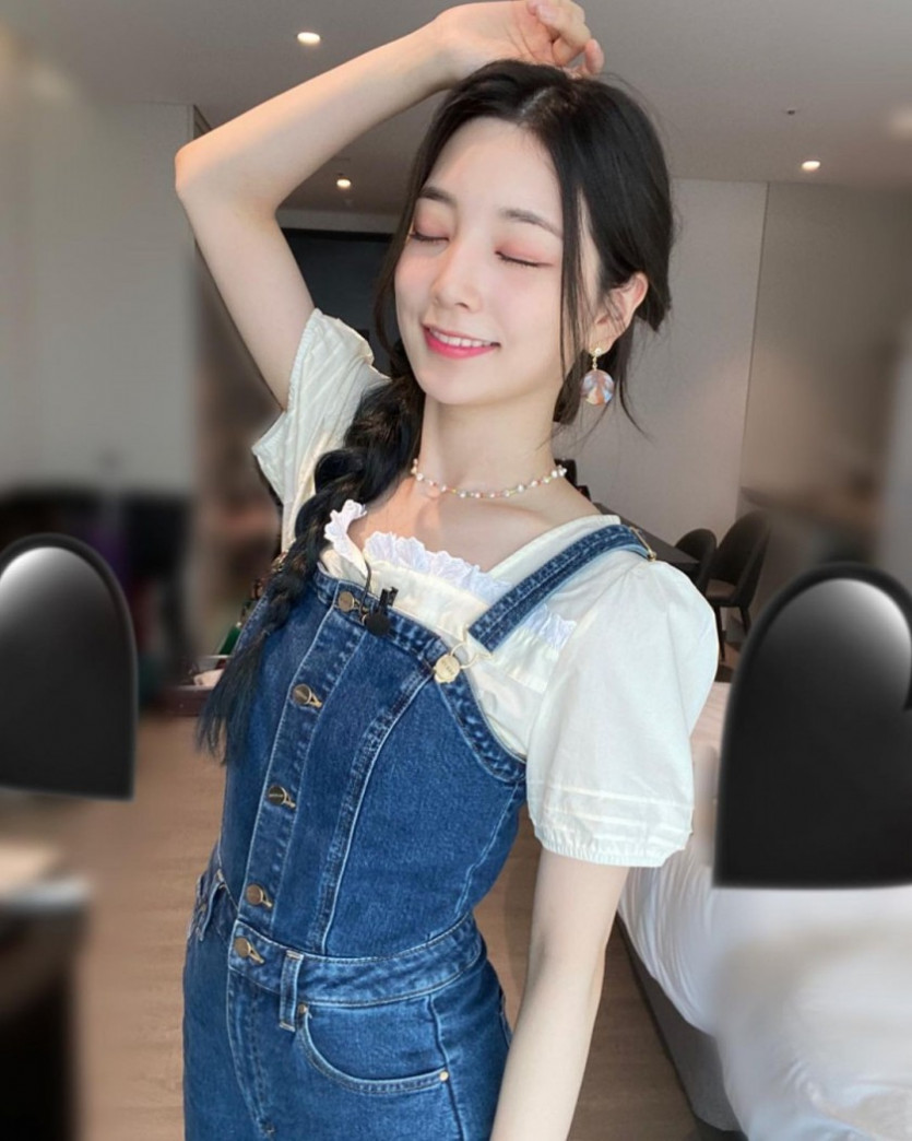 Daily Yeon-hee's blue overalls