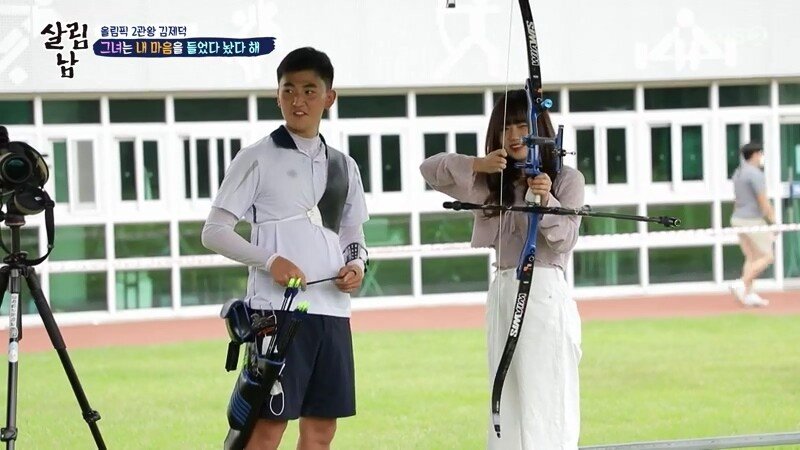Kim Je-deok, who gave the arrow used in the Tokyo Olympics to Choi Yu-jung of Weki Meki, as a gift.