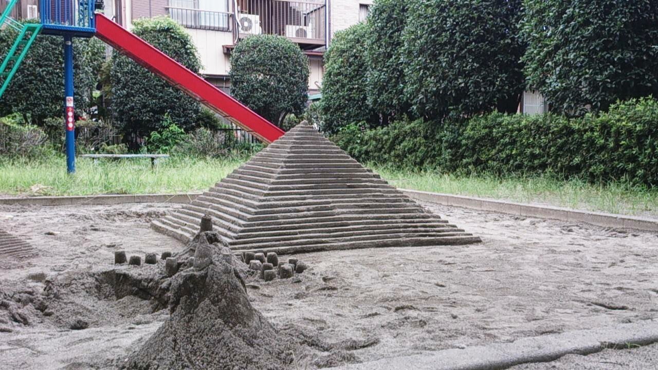 놀이터에 나타난 피라미드.jpg