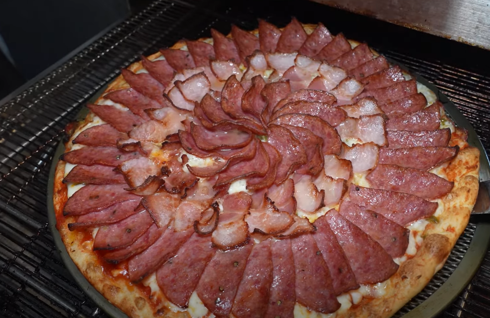 소세지만 한판에 90개가 들어간다는 고기 피자 jpg