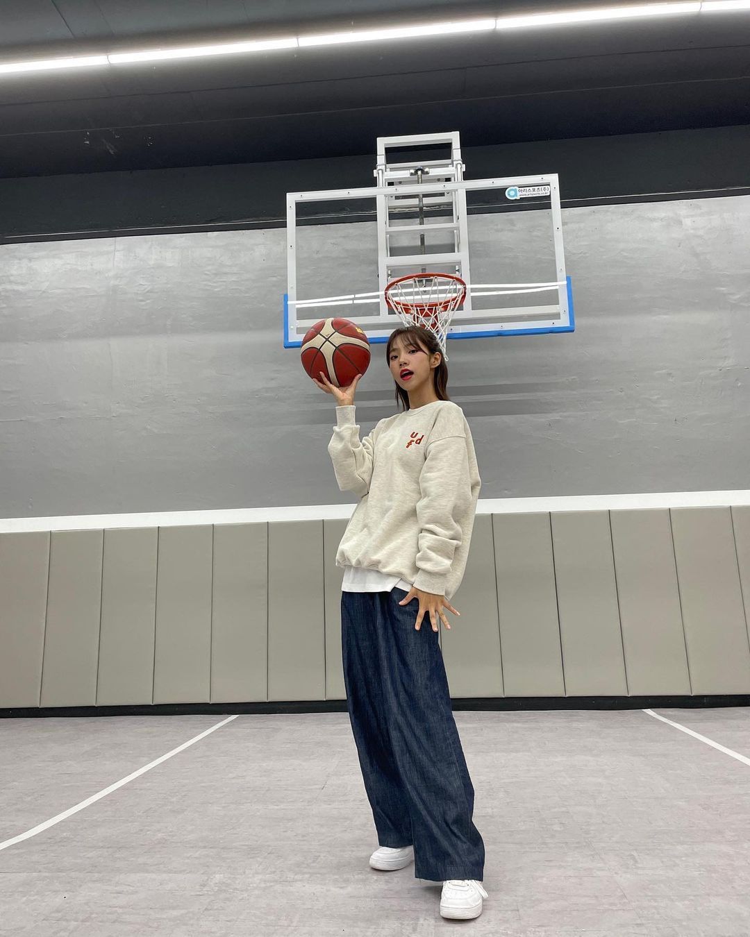 Lee Yeo Reum from WJSN on the court.jpg