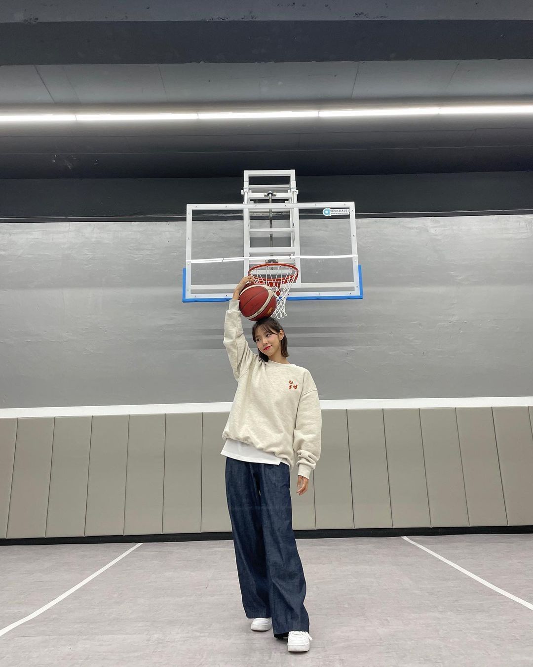 Lee Yeo Reum from WJSN on the court.jpg