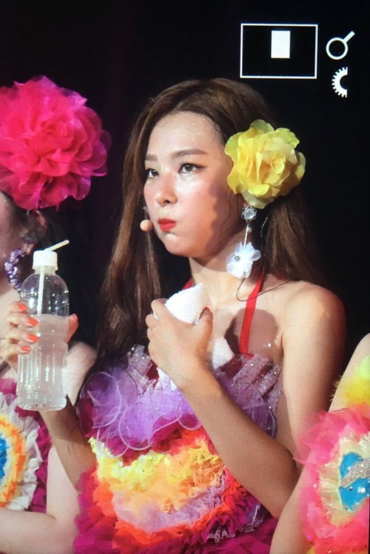 Red Velvet SEULGI's collection of holy water on stage.