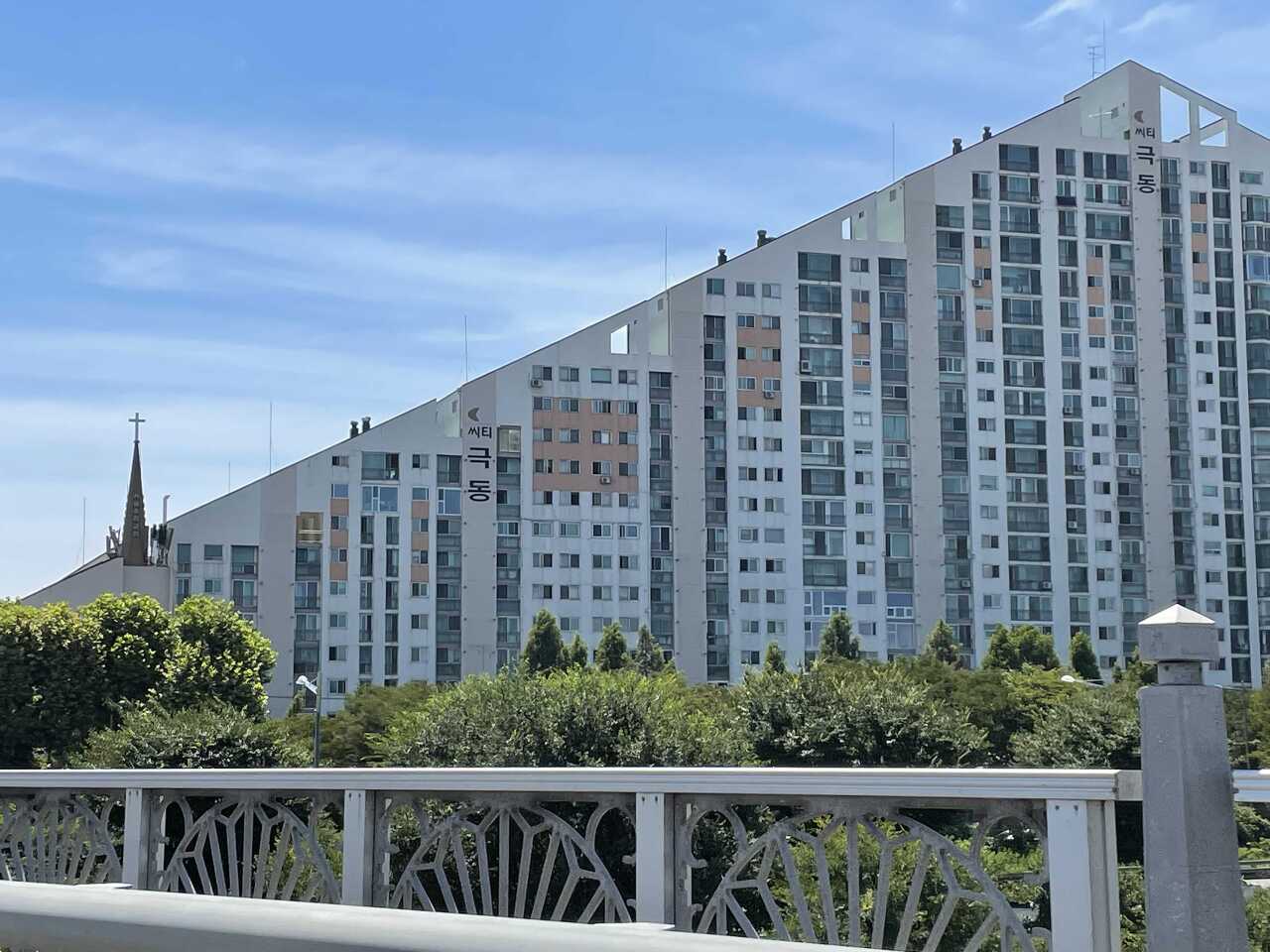 Apartment in Seoul that complies with the Cultural Heritage Act.