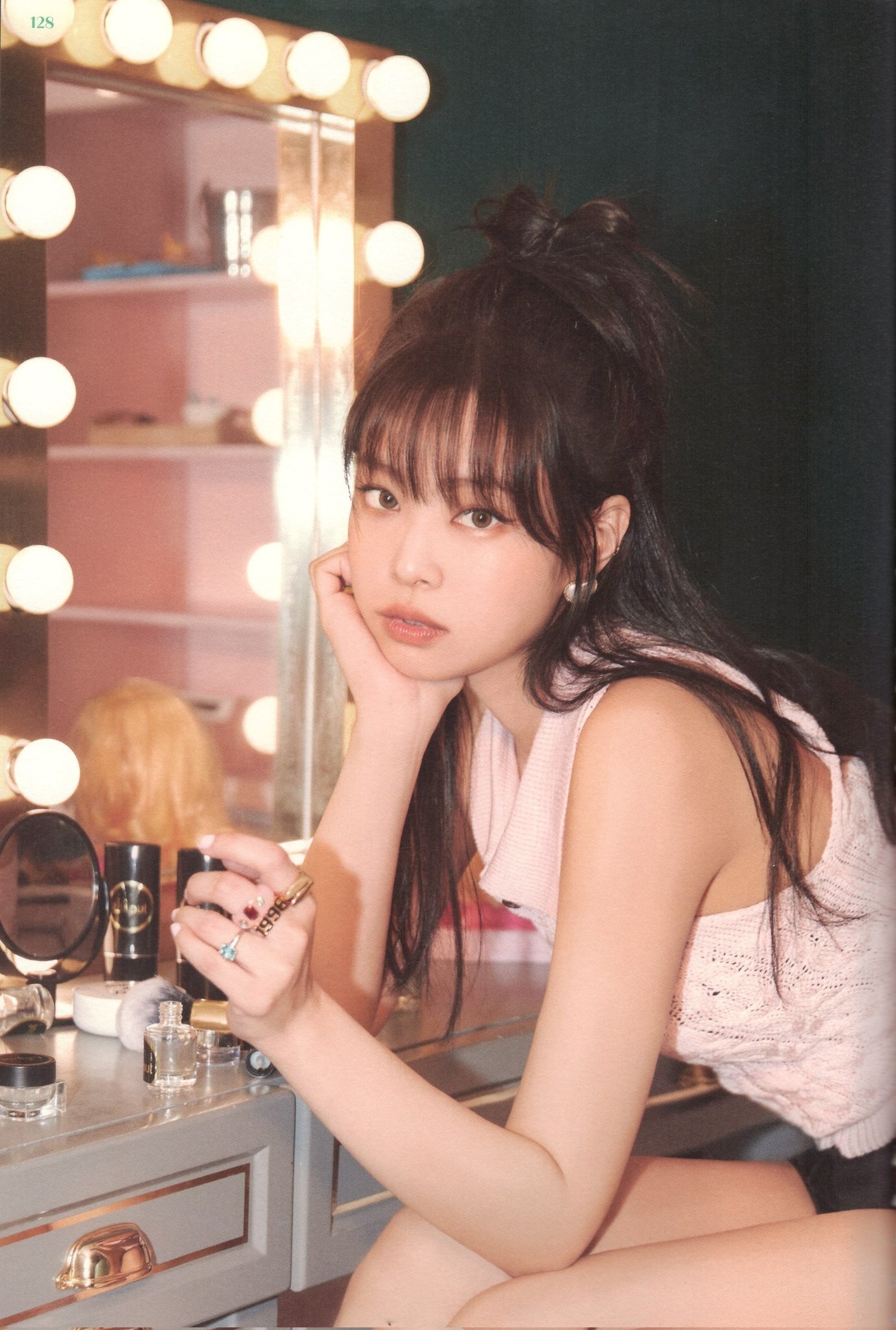 Ponytail BLACKPINK JENNIE with bangs down.