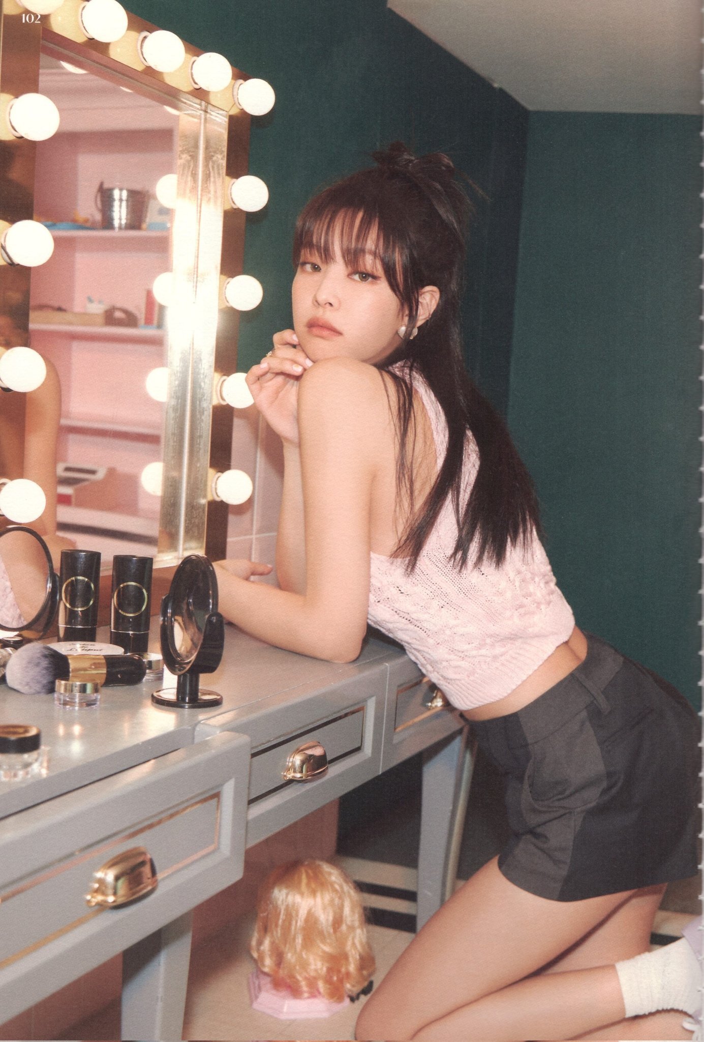 Ponytail BLACKPINK JENNIE with bangs down.