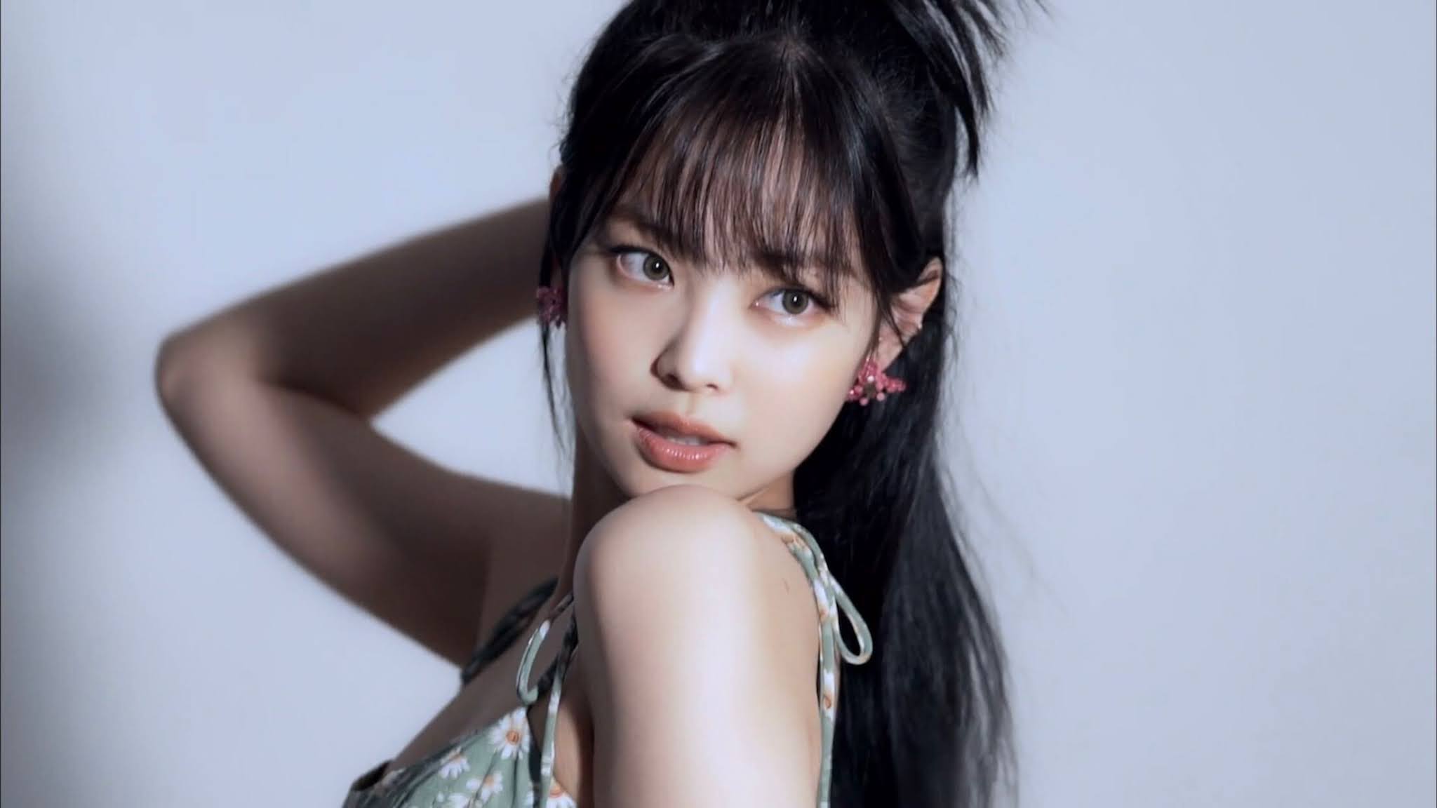 Ponytail BLACKPINK JENNIE with bangs down.