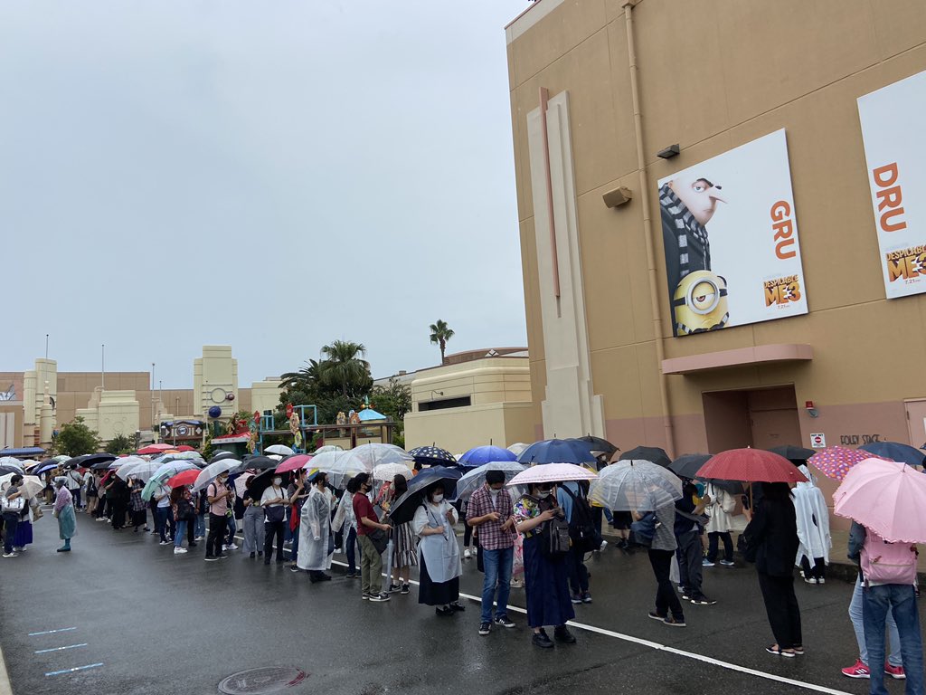 Japan lined up for five hours to buy just one popcorn.jpg