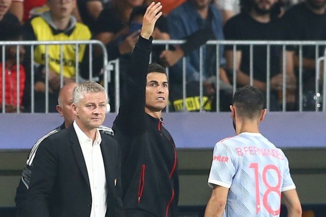 Ronaldo acts like a similar coach in front of the coach.