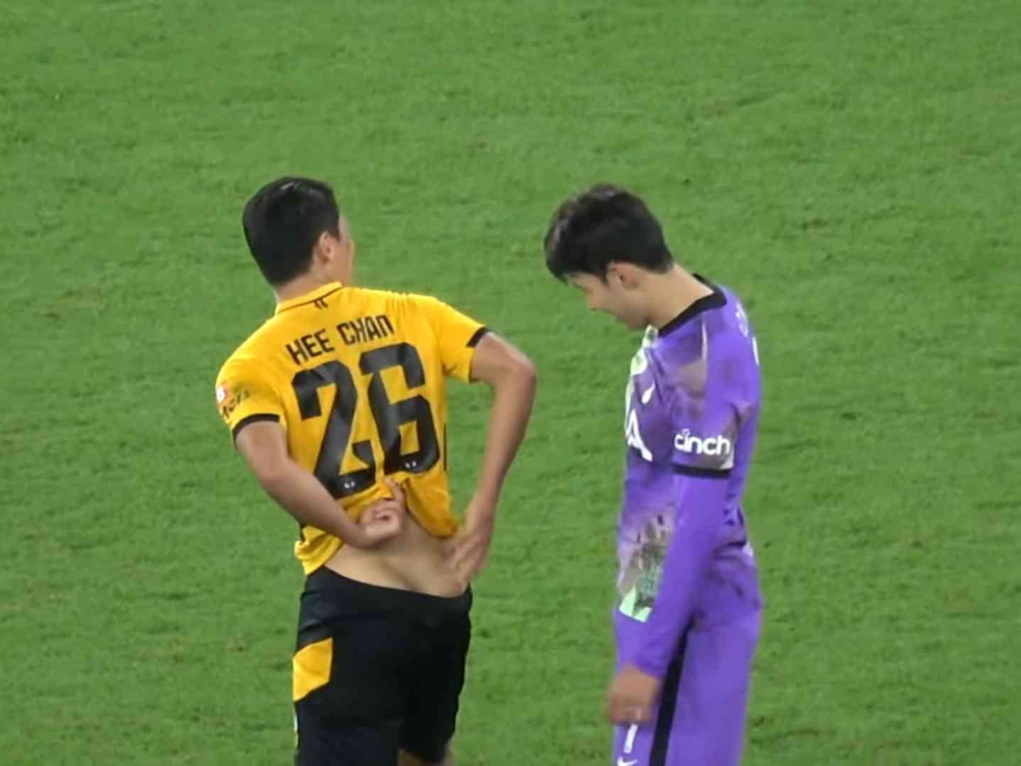 Son Heungmin, who is watching Hwang Heechan score.