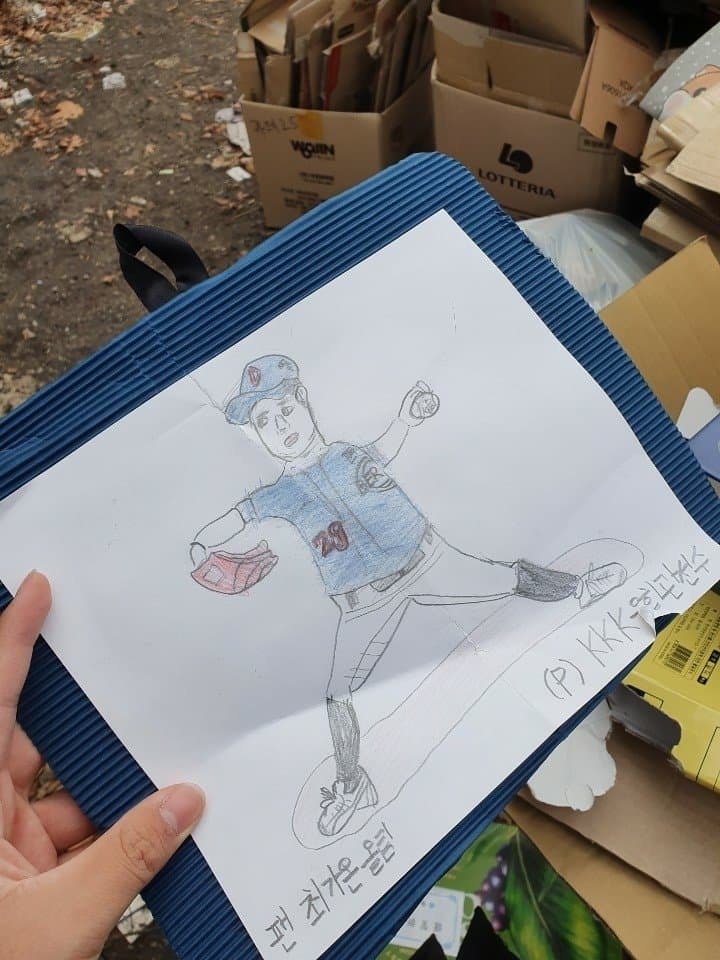 야구선수에게 그림을 선물한 어린이 팬