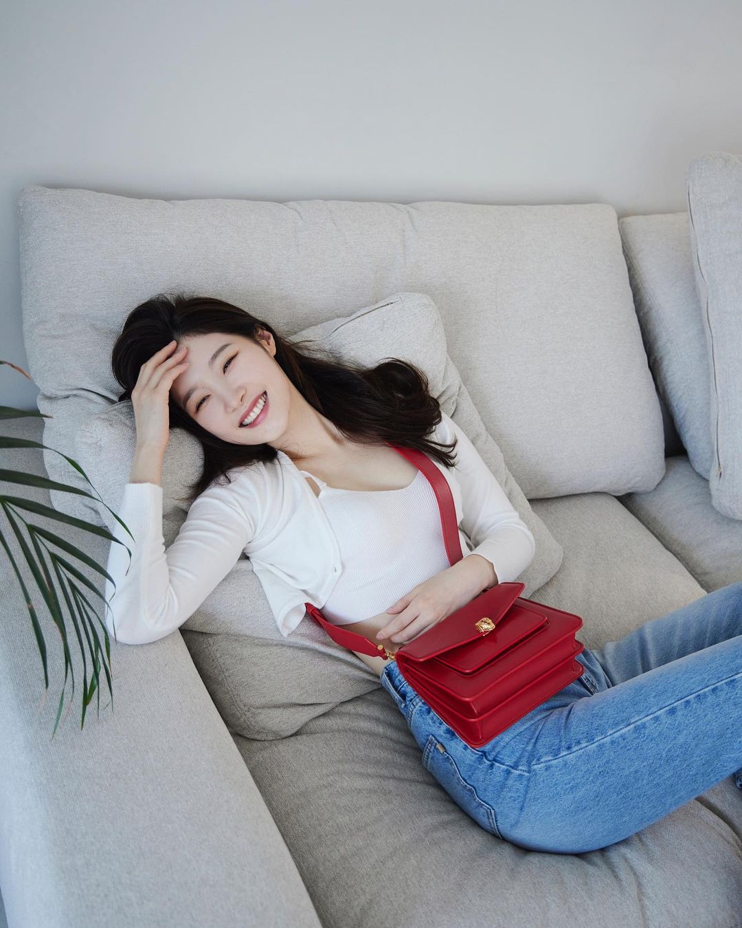 CHAE YEON, white corrugated sleeveless top and jeans.