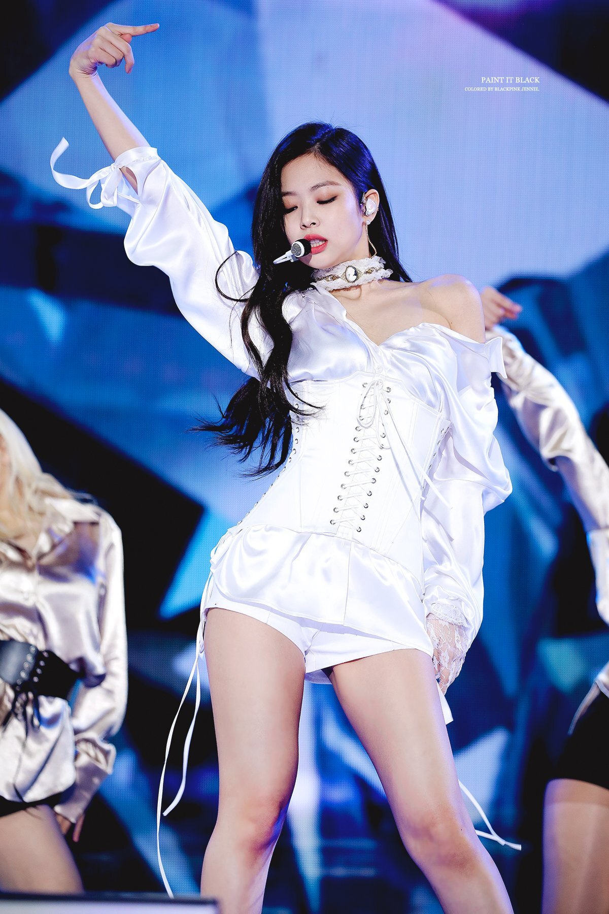 BLACKPINK JENNIE. Black and white.