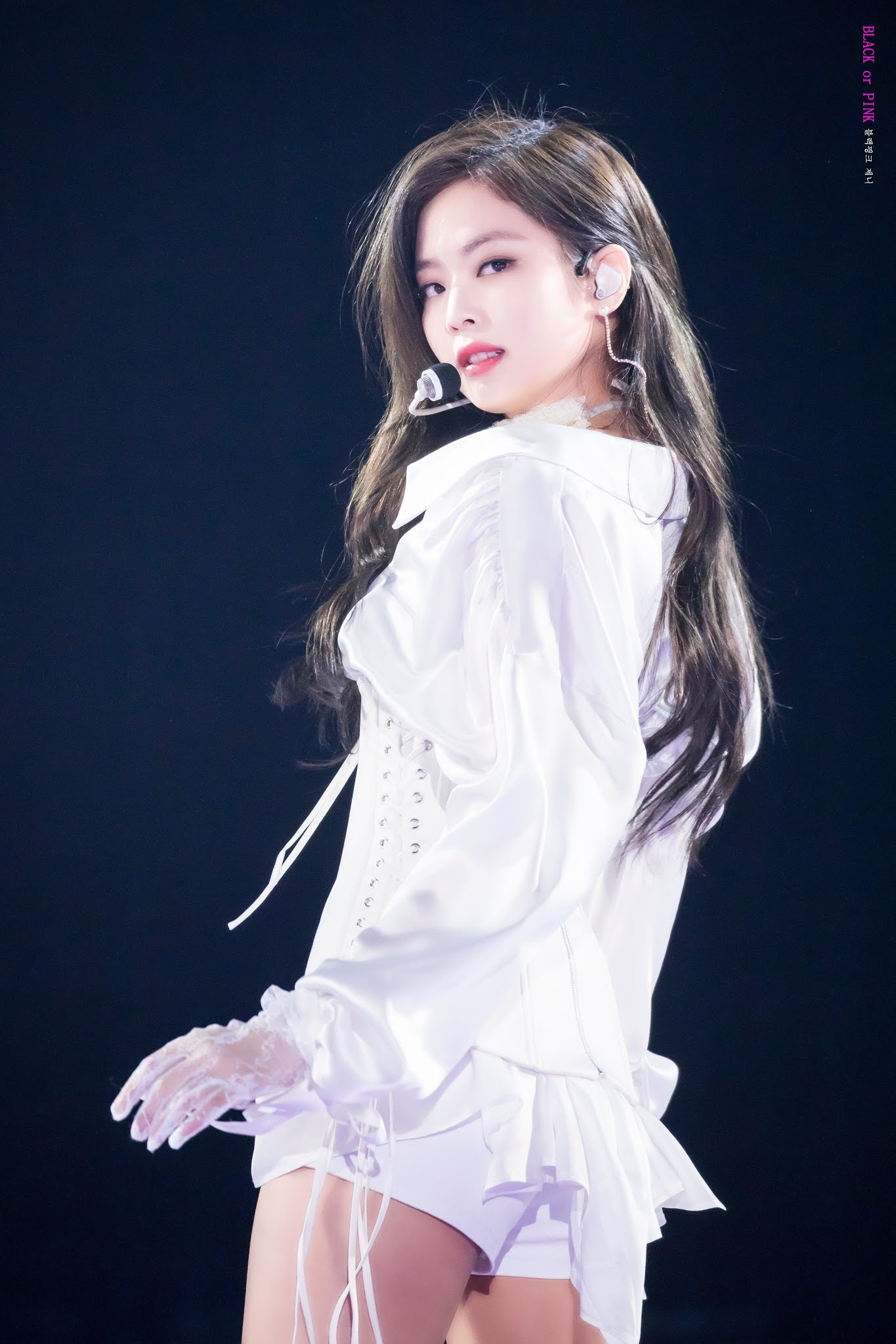 BLACKPINK JENNIE. Black and white.